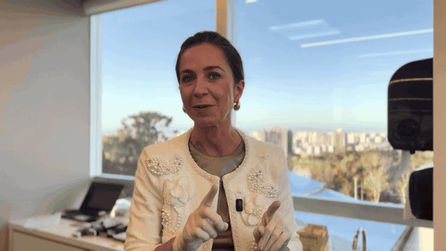 A Dra. Tiana falando para a câmera no consultório